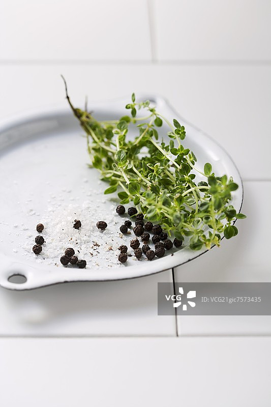 百里香、胡椒粒和海盐图片素材