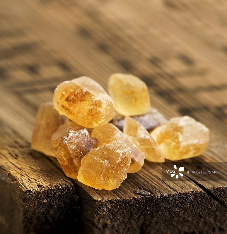 木板上的棕色冰糖图片素材