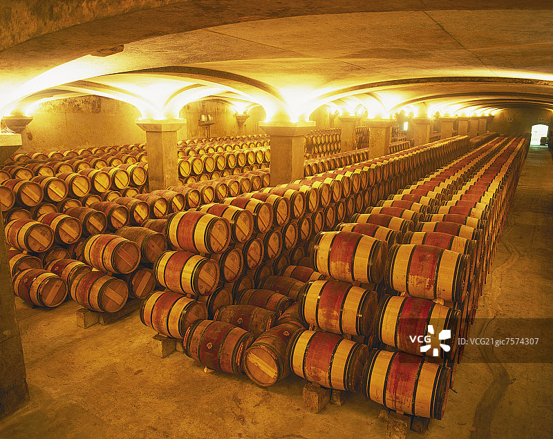玛歌酒庄酒窖中的橡木桶，波尔多图片素材
