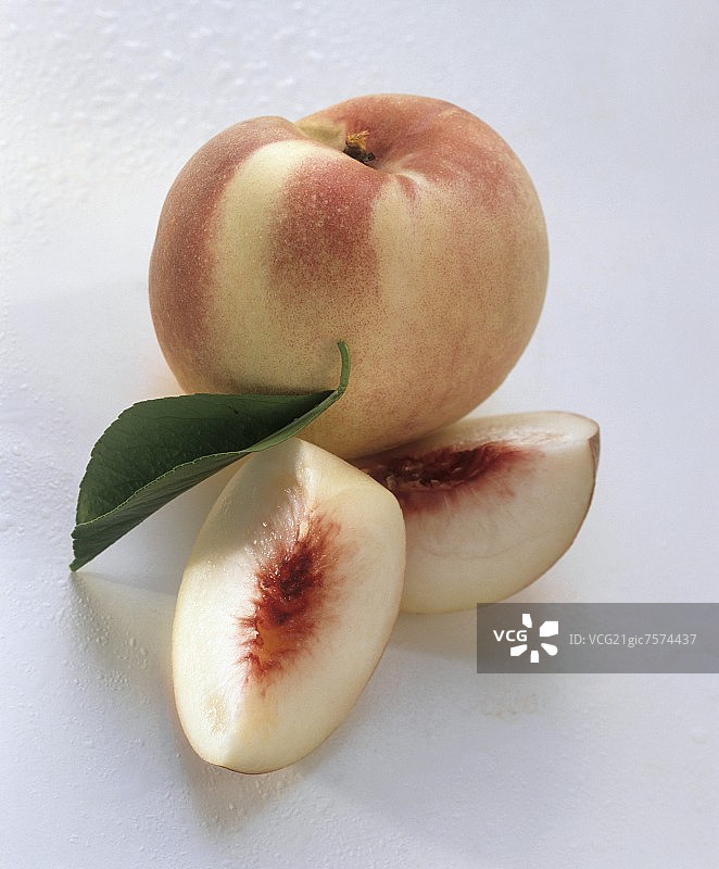 完整白桃与两块桃子图片素材