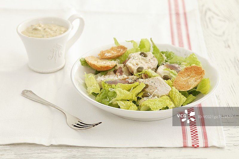 含鸡肉、刺山柑和鳀鱼的凯撒沙拉图片素材