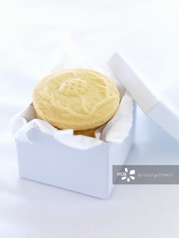 小礼盒装奶油酥饼图片素材