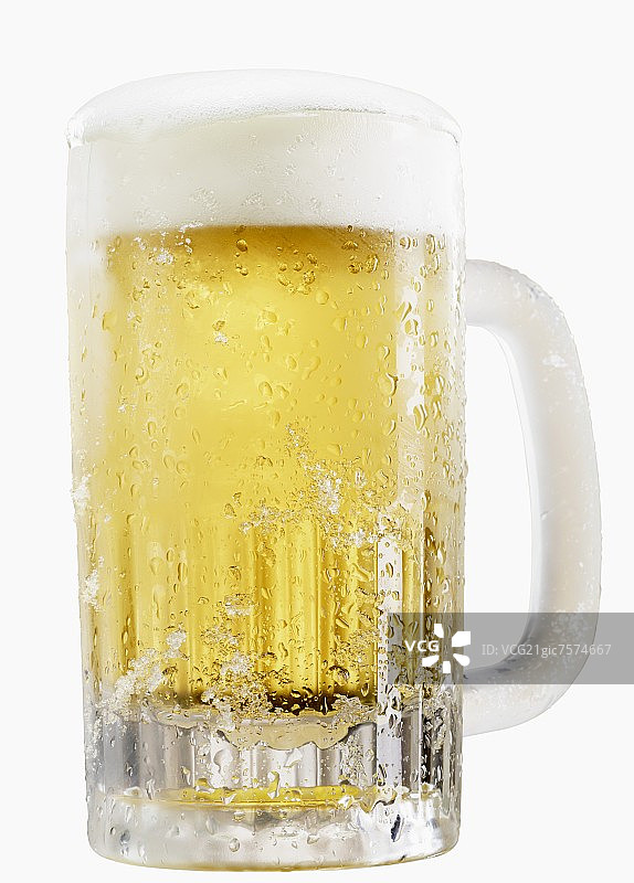 玻璃杯中的冰镇淡啤酒图片素材