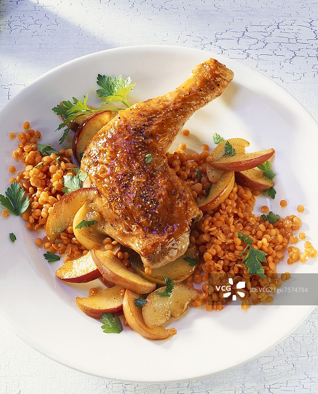 鸡腿配红扁豆和苹果角图片素材