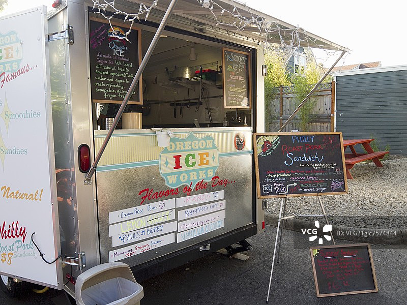 俄勒冈州波特兰市的“餐车”（街头厨房）图片素材