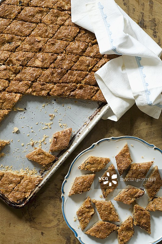 盘中菱形糕点与剩余糕点图片素材