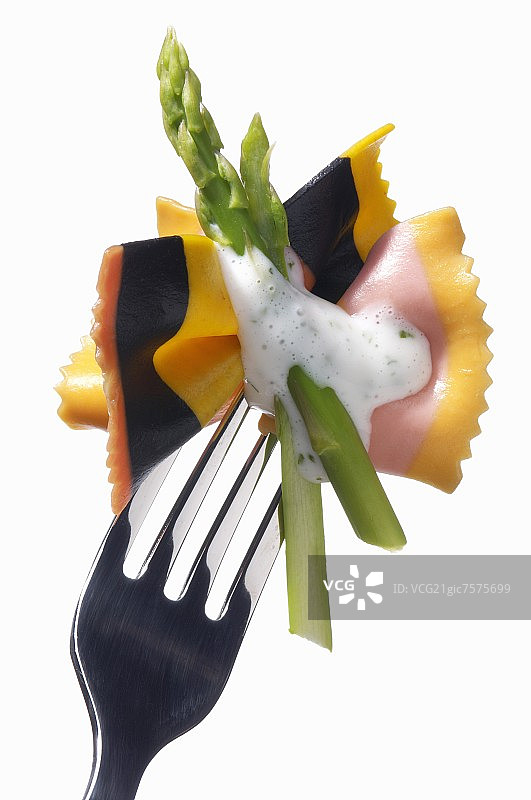 彩色蝴蝶面配绿芦笋图片素材