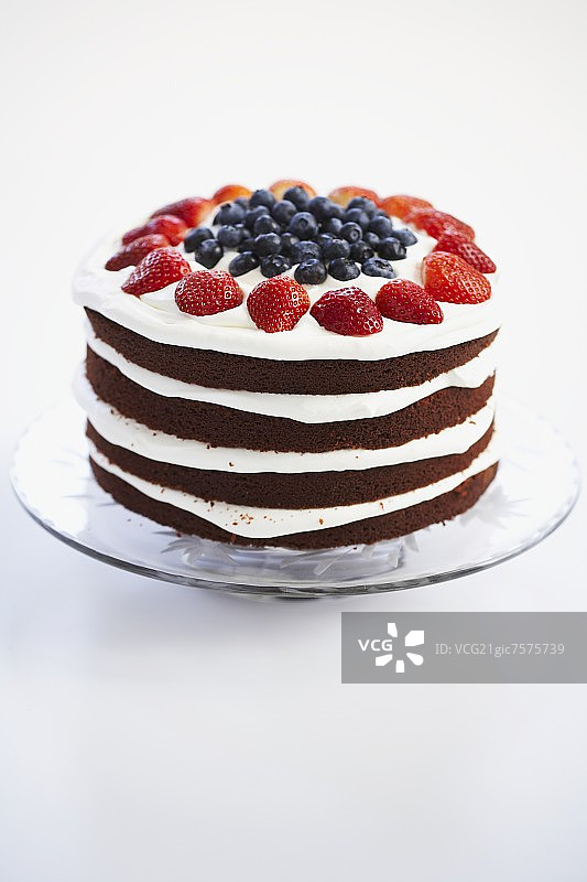 四层草莓蓝莓红丝绒蛋糕图片素材