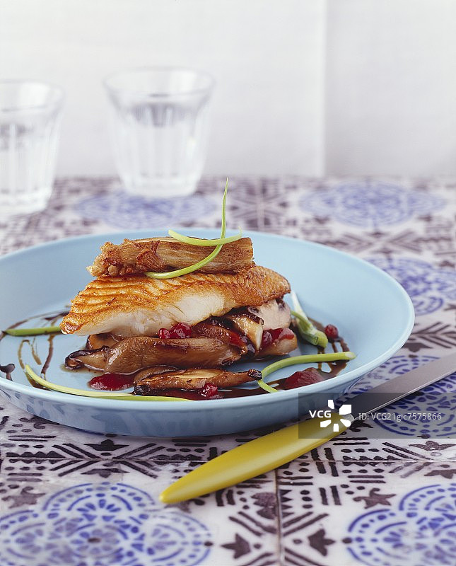 煎大比目鱼配蘑菇和蔓越莓图片素材