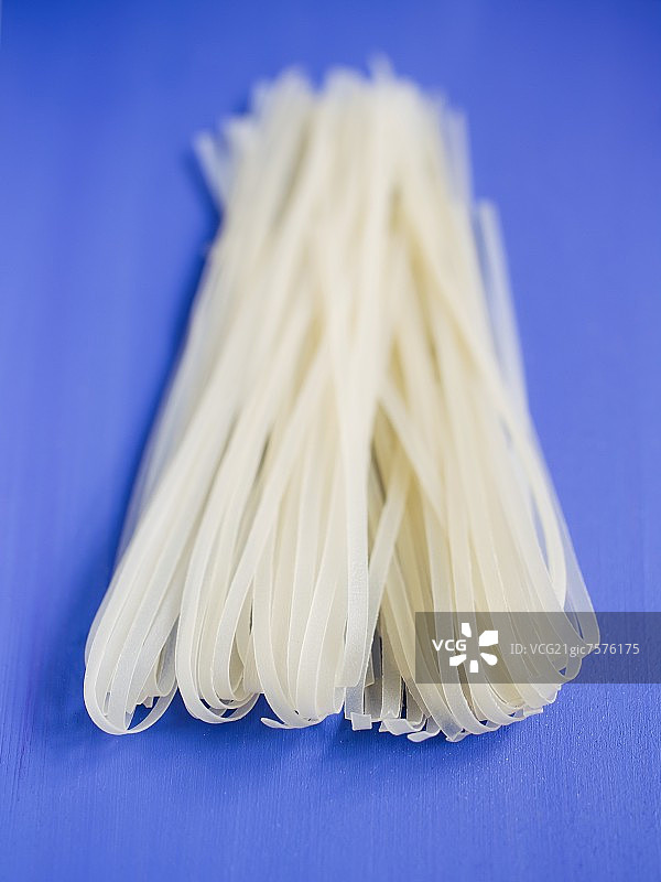 蓝色背景上的米粉图片素材