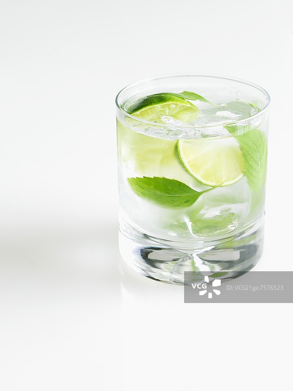 白色背景上的莫吉托图片素材