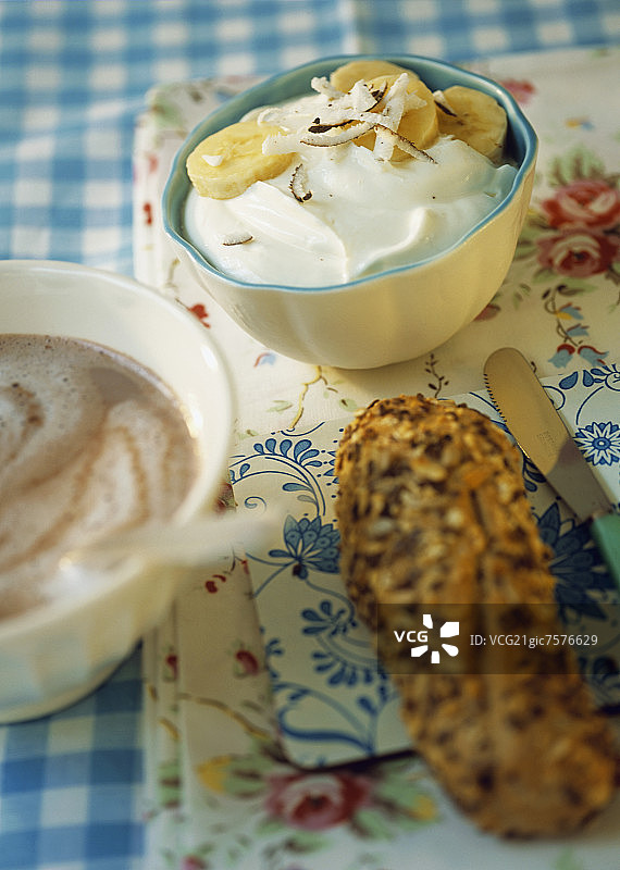 香蕉椰子夸克热巧克力早餐图片素材