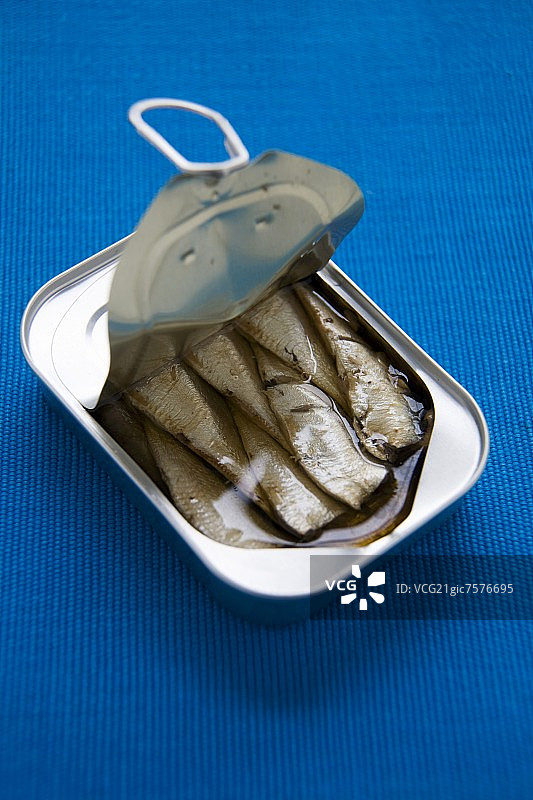 橄榄油沙丁鱼罐头图片素材