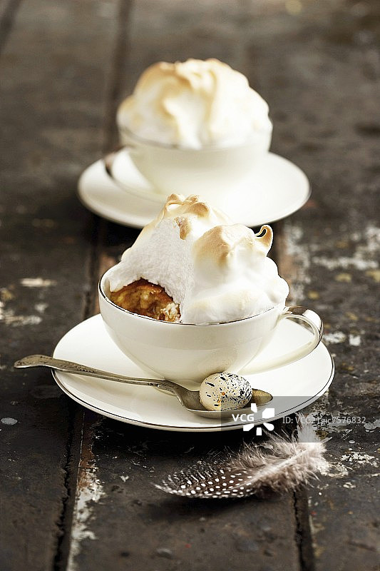 蛋白酥皮英式奶油面包布丁图片素材