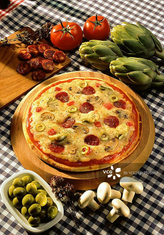 萨拉米洋蓟橄榄番茄披萨图片素材