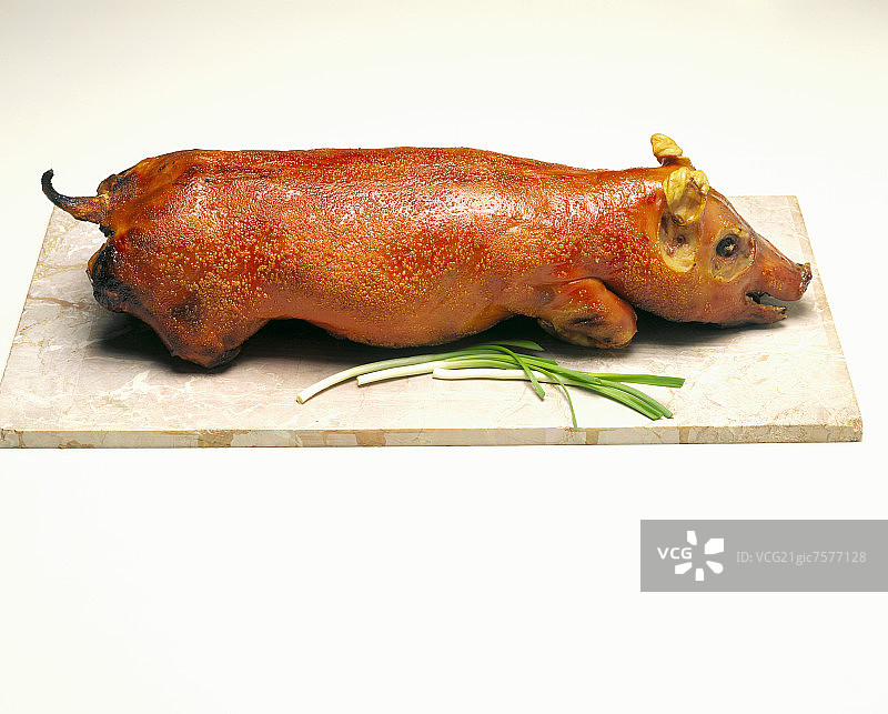 大理石板上的烤全猪图片素材