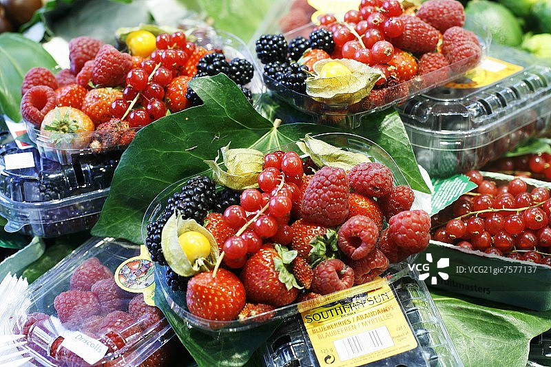 西班牙巴塞罗那La Boqueria市场上的浆果外卖盒图片素材