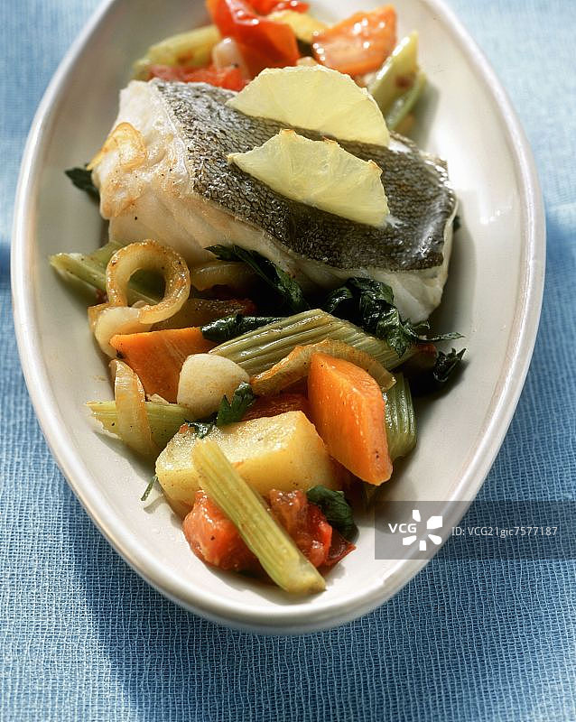 烤箱烤鱼配柠檬和蔬菜图片素材