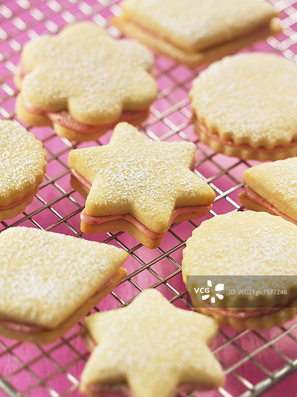 覆盆子奶油夹心饼干图片素材