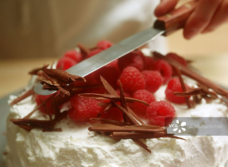 用巧克力卷装饰覆盆子冰淇淋蛋糕图片素材