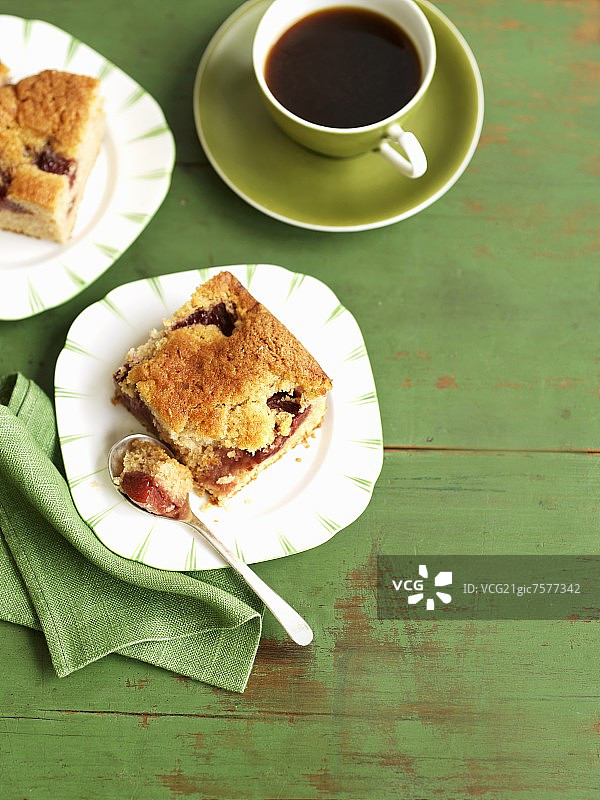 两块李子蛋糕和一杯咖啡图片素材