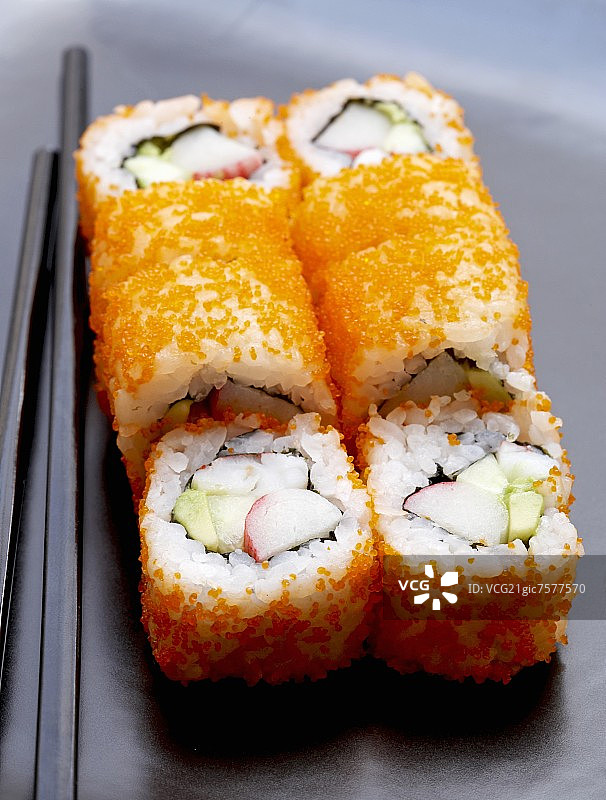 搭配筷子的加州卷图片素材