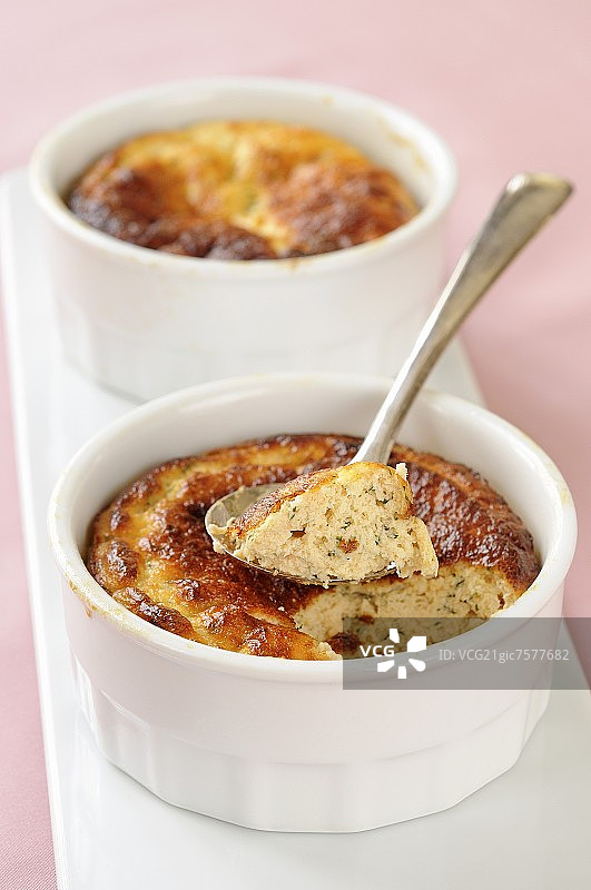 烤三文鱼慕斯配莳萝，盛放于两个烤盅中图片素材