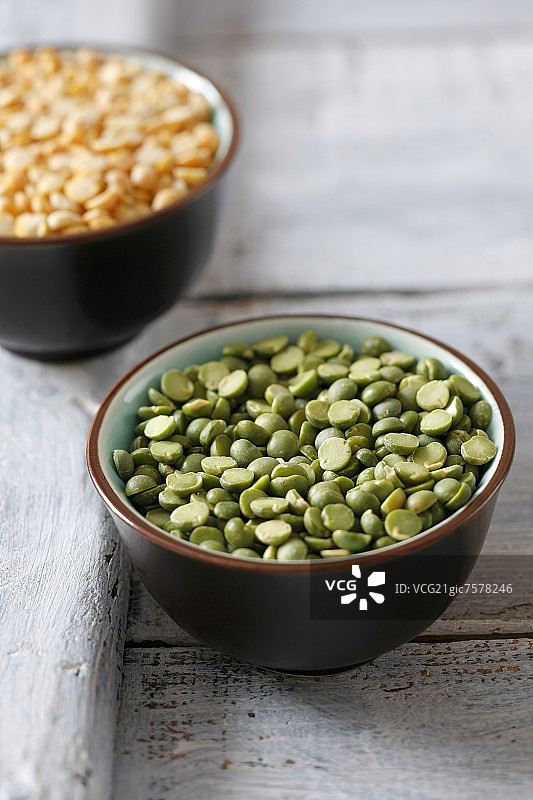 小碗中的黄色和绿色豌豆图片素材