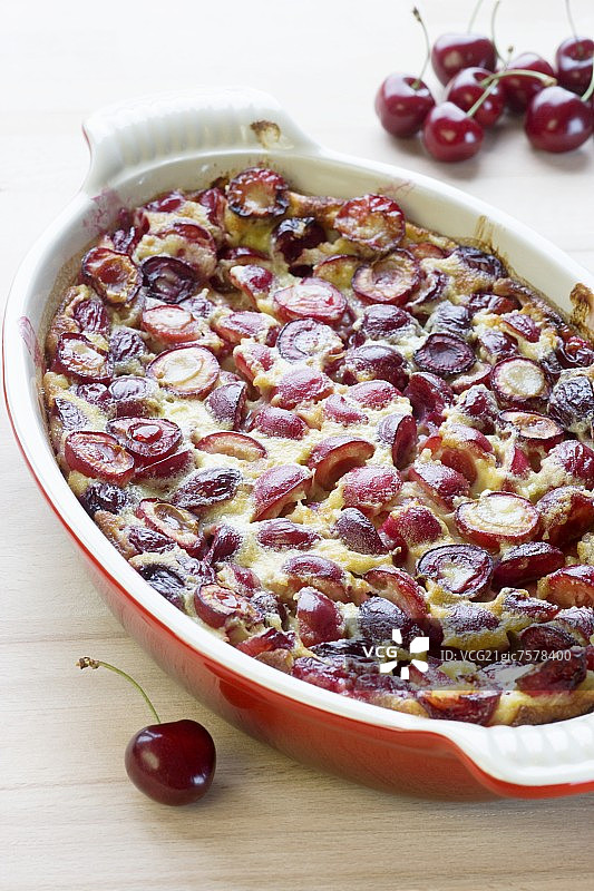 烤碗里的樱桃克拉芙蒂图片素材