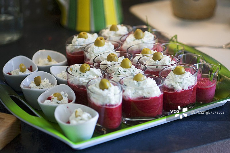 甜菜根泥配奶油奶酪和绿色橄榄图片素材