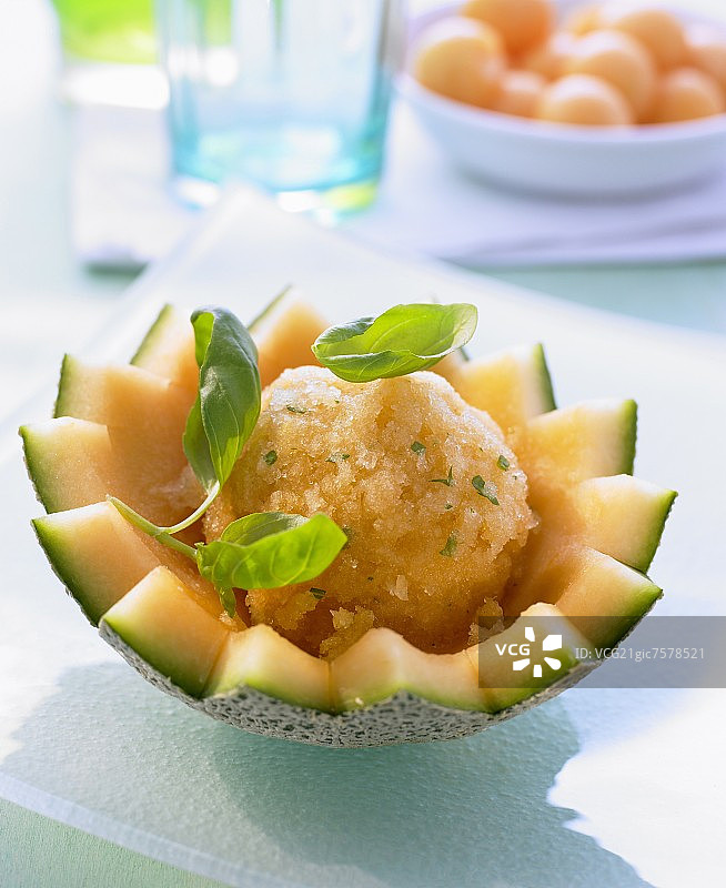 空心蜜瓜中罗勒蜜瓜冰糕图片素材