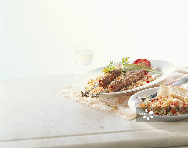 肉末烤肉串、抓饭和番茄沙拉（土耳其）图片素材