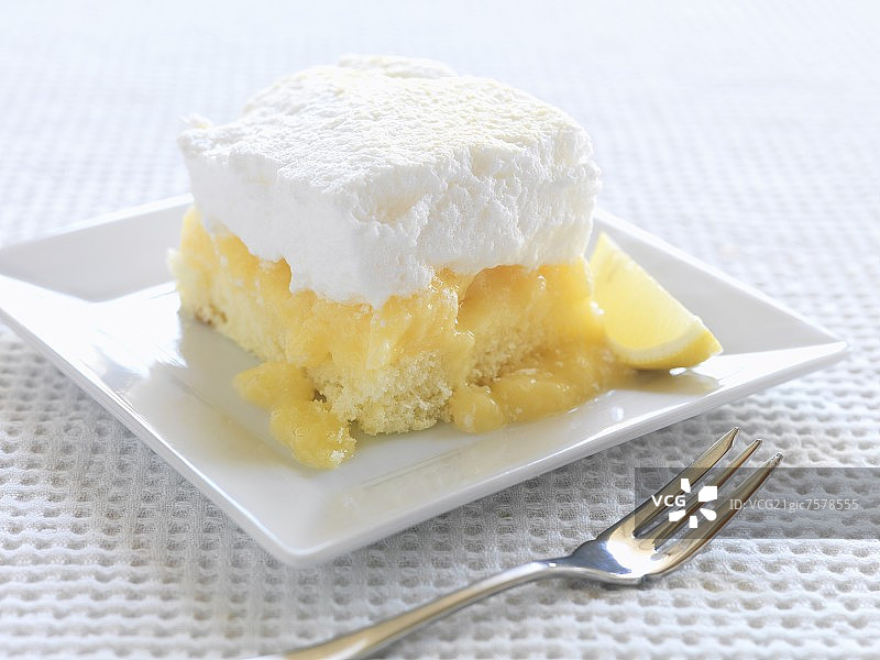 一块柠檬蛋白酥皮蛋糕图片素材