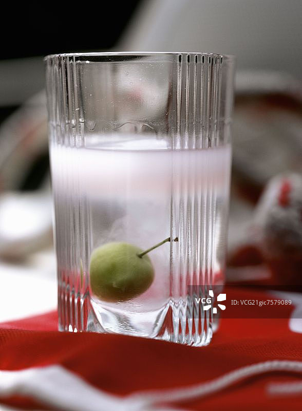 玻璃杯中的拉克酒加橄榄图片素材