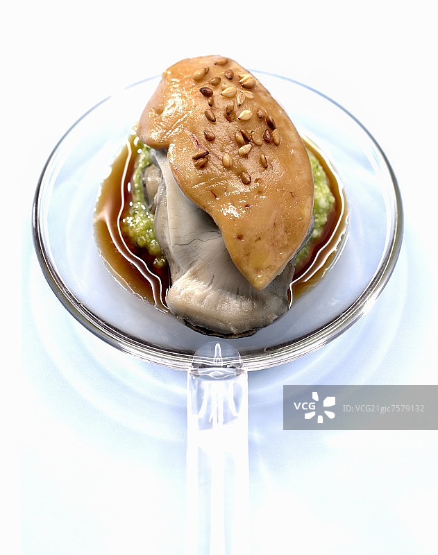 鸭肝、西葫芦鱼子酱和芝麻酱生蚝图片素材