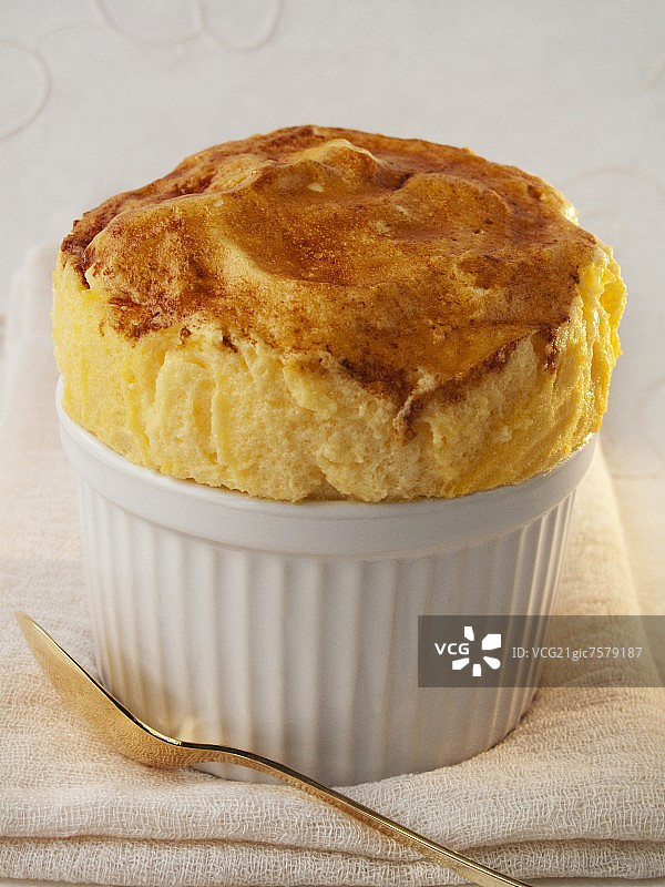 舒芙蕾烤碗中的奶酪舒芙蕾图片素材