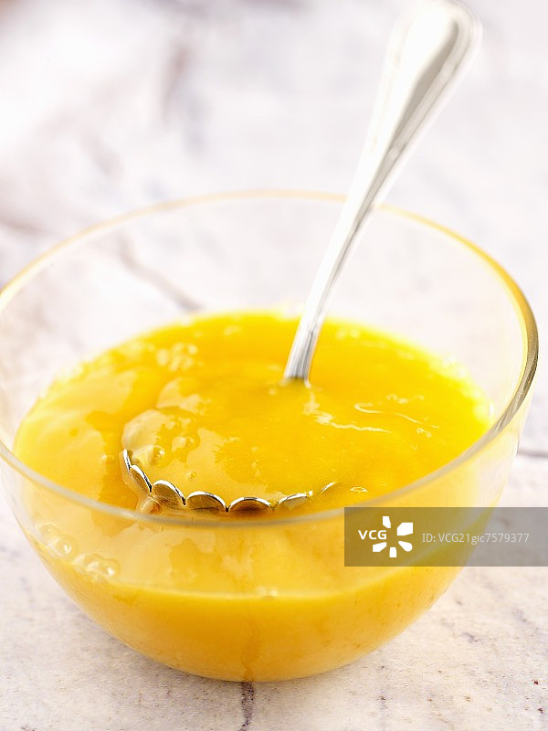 玻璃碗中的芒果果泥图片素材