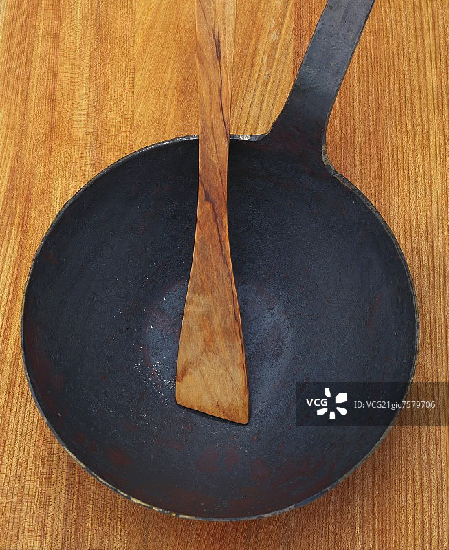 带铲子的炒锅图片素材