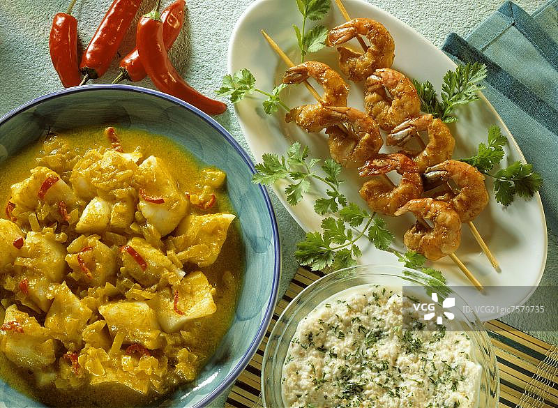 虾肉串和咖喱椰汁比目鱼图片素材