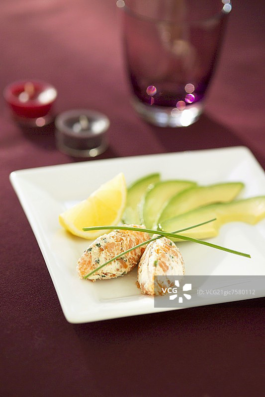 配有烟熏三文鱼和奶油奶酪慕斯的牛油果图片素材