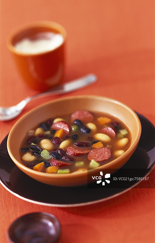 色彩鲜艳的卡班诺西辣椒豆汤图片素材