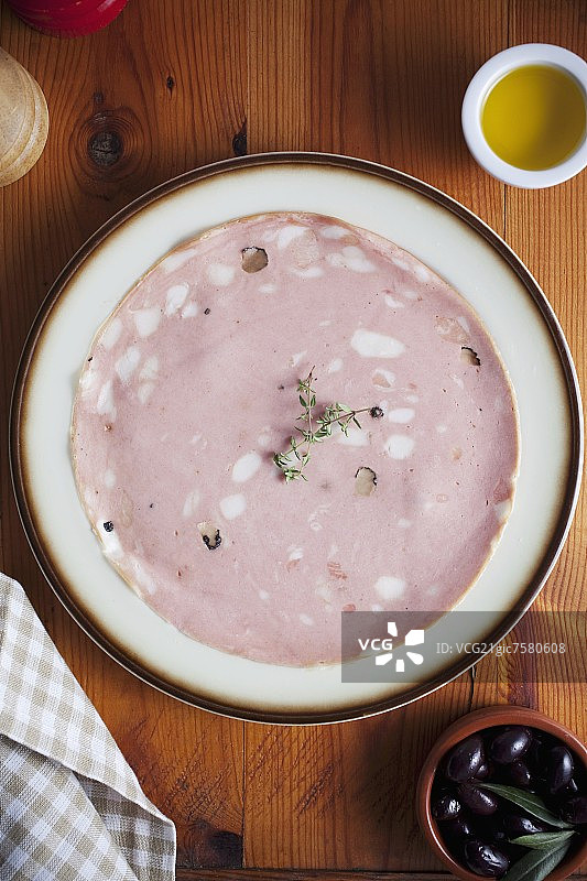 从上方看到的松露意大利香肠图片素材