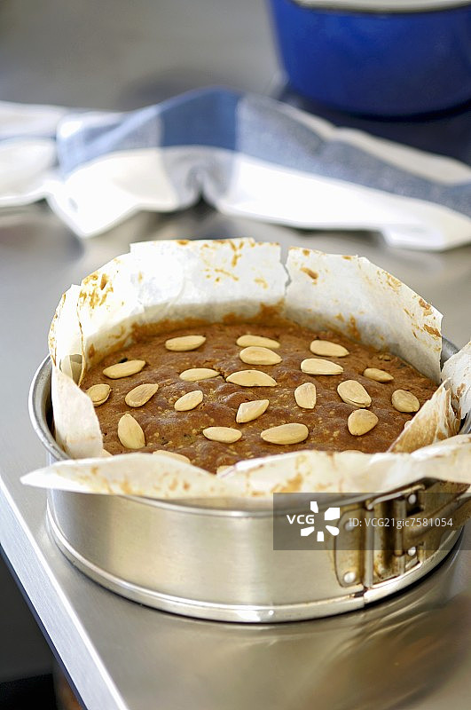 弹簧扣模具中的邓迪蛋糕（苏格兰水果蛋糕）图片素材