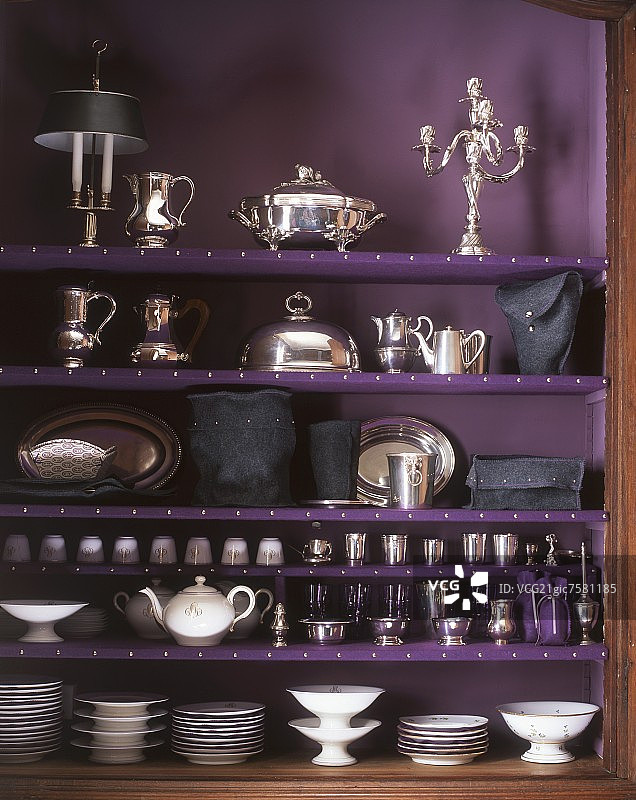一个装满银器和瓷器的柜子图片素材
