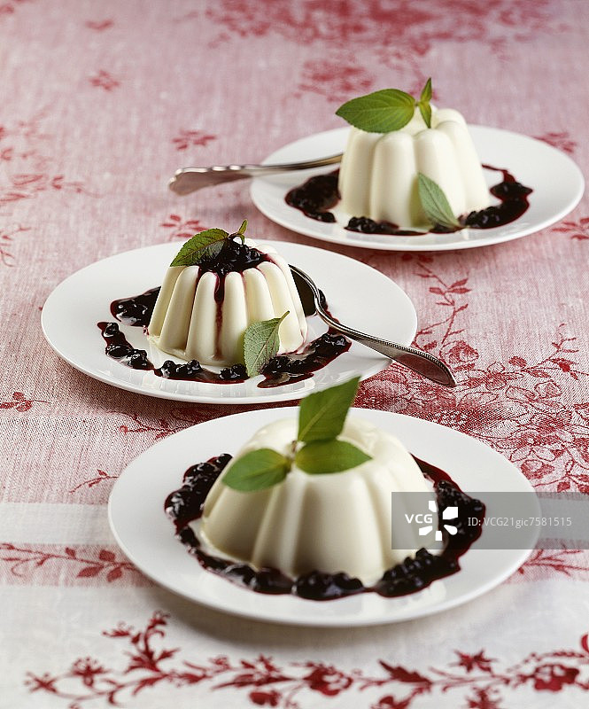 酸奶马斯卡彭甜点配炖接骨木果图片素材