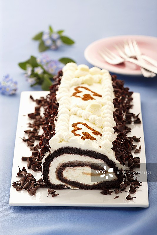 奶油馅和巧克力屑巧克力卷图片素材