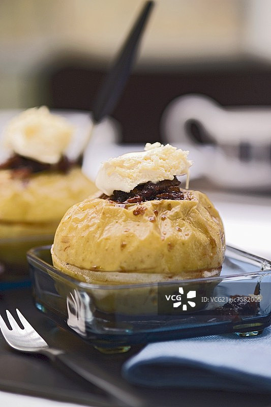 两个酿有葡萄干和坚果的烤苹果图片素材