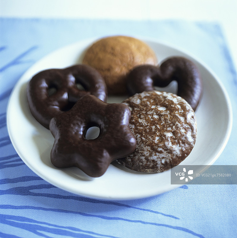 盘中的什锦姜饼图片素材