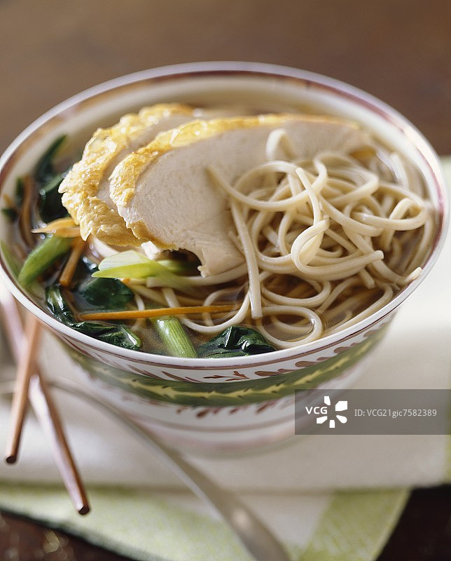 亚洲风味鸡肉面条汤图片素材