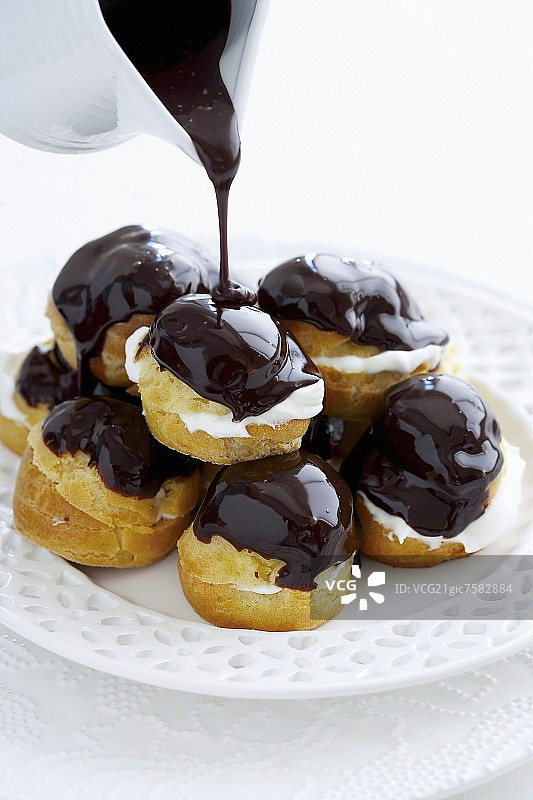 在泡芙上淋上巧克力酱图片素材